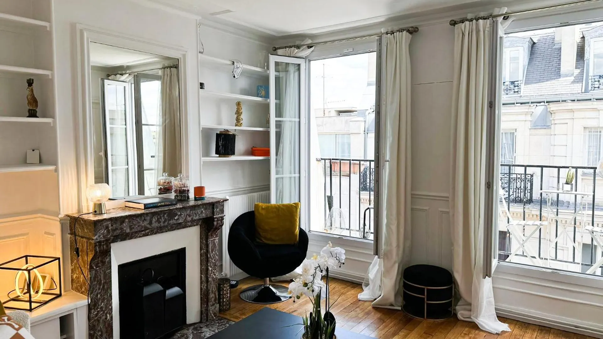 Appart Classique, Balcon Et Vue Sur La Tour Eiffel