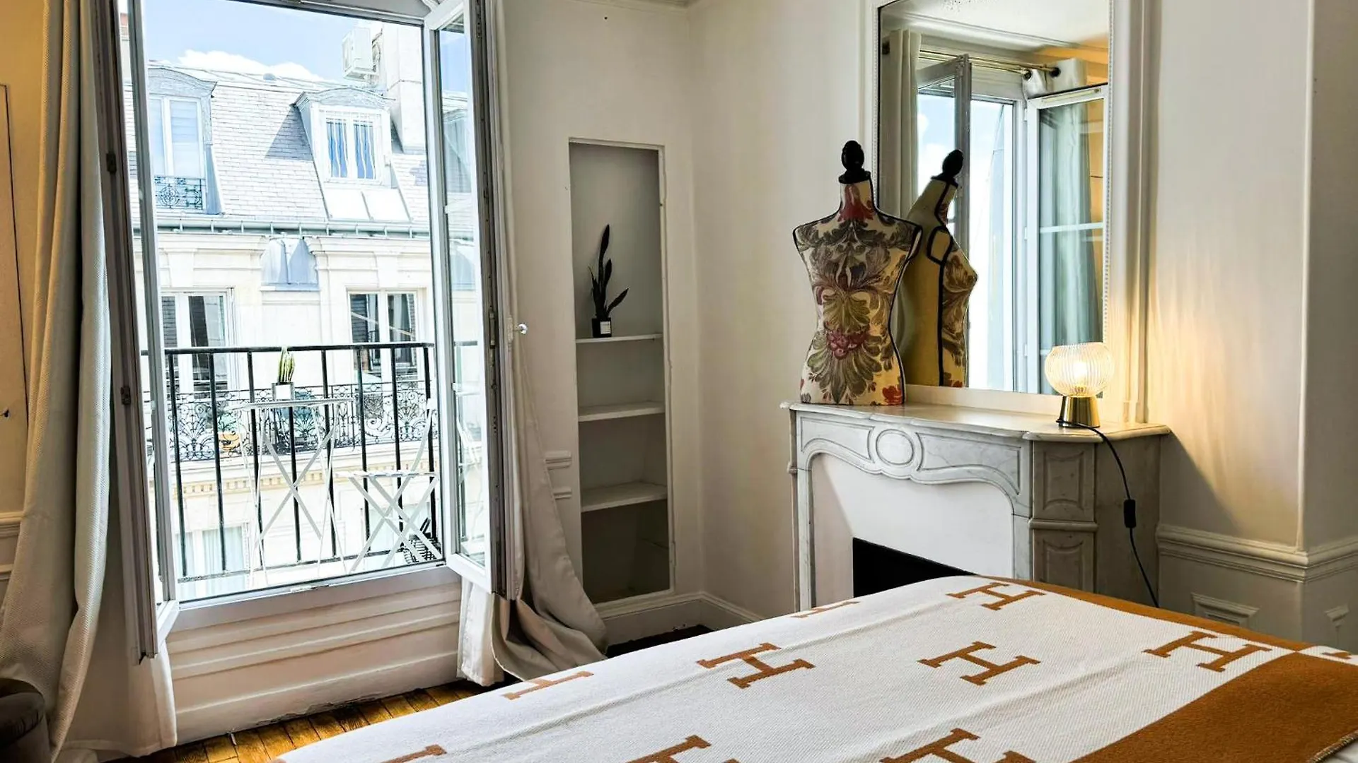 Appart Classique, Balcon Et Vue Sur La Tour Eiffel Paris