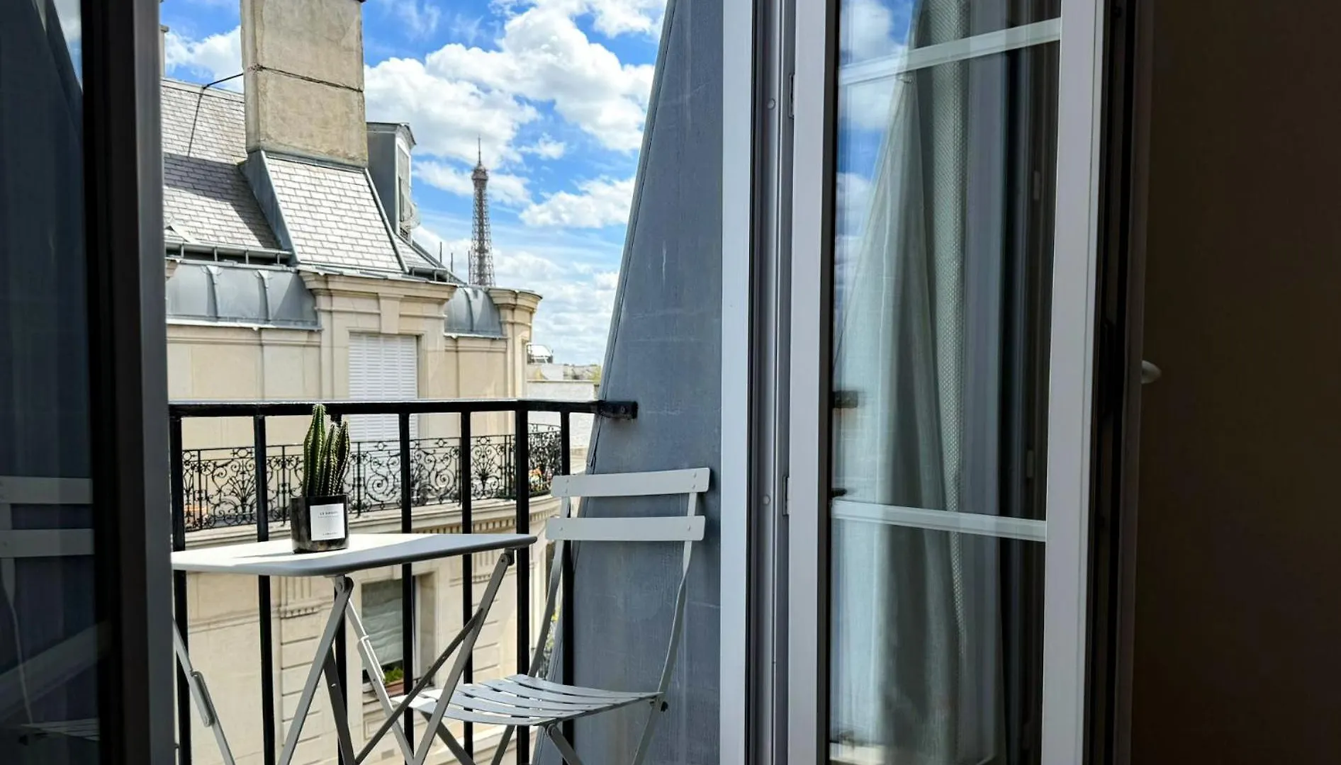 Appart Classique, Balcon Et Vue Sur La Tour Eiffel * Paříž